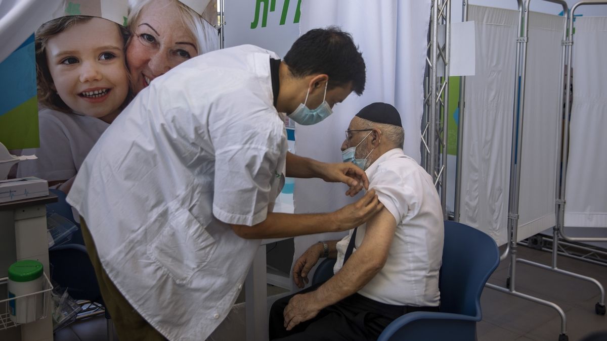 V Izraeli přibývá nakažených. Třetí dávku vakcíny zvažují dávat i lidem nad 45 let